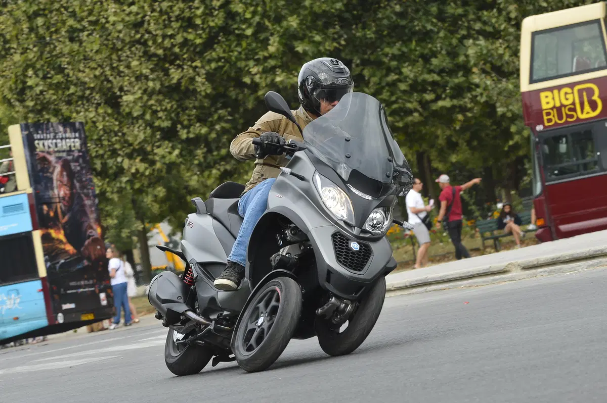 Piaggio MP3 350 e 500 2018: Test sulle strade di Parigi (2)