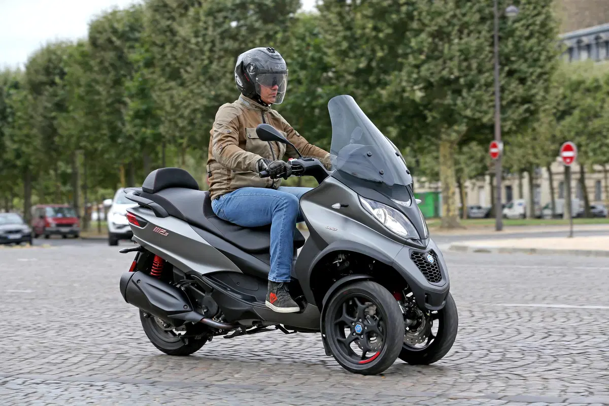 Piaggio MP3 350 e 500 2018: Test sulle strade di Parigi (6)