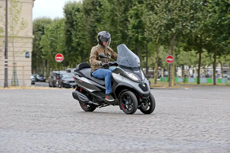 L'aderenza delle tre ruote &egrave; perfetta anche sul pav&eacute;