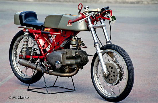 La Motobi 125 si è imposta nel campionato juniores per quattro anni consecutivi, dimostrando una netta superiorità. Rispetto al modello di serie il telaio era modificato nella parte posteriore. Le moto ufficiali, curate dal tecnico Zanzani, erogavano circa 17 cavalli