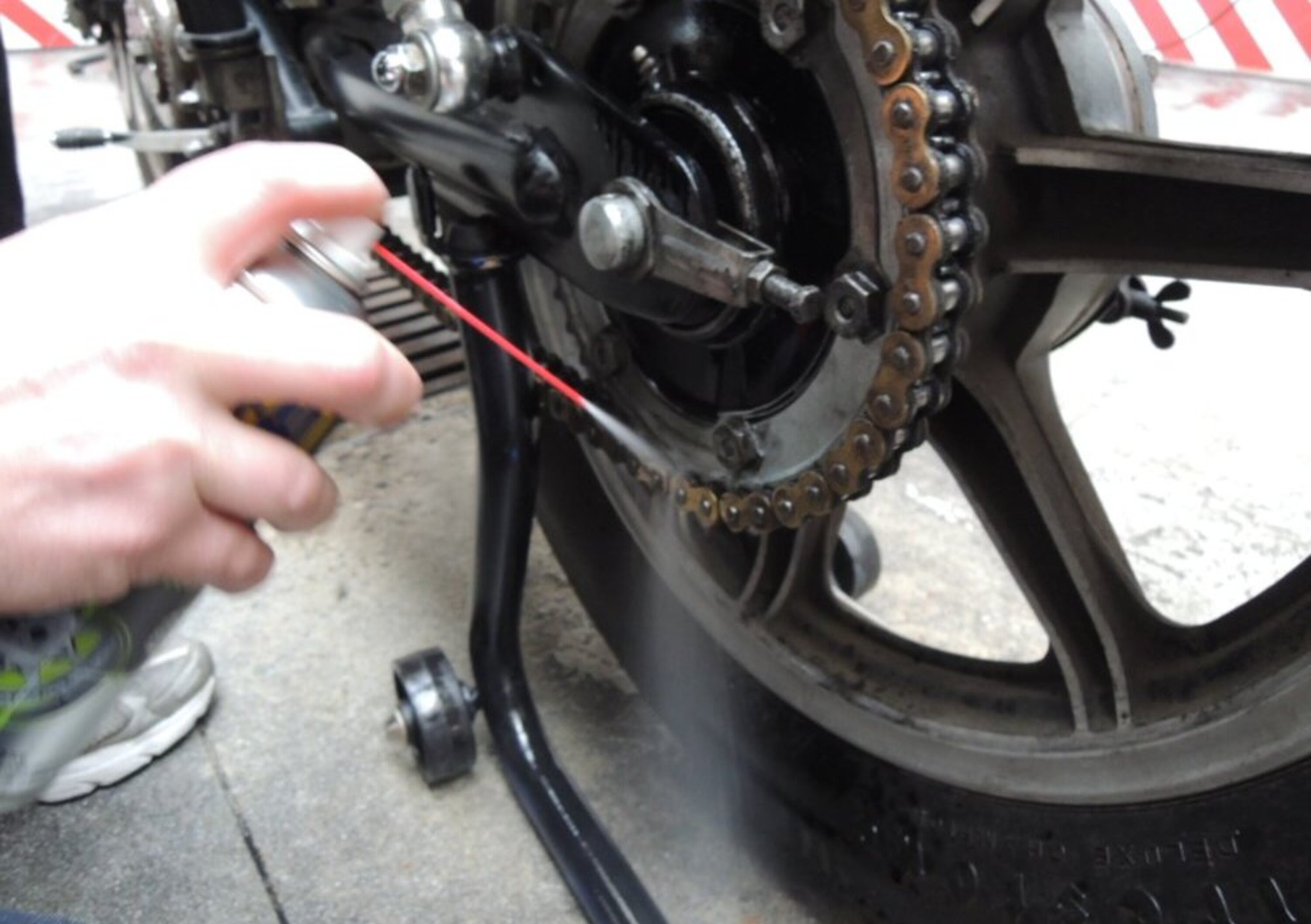 Pulire e lubrificare la catena della moto: la guida completa