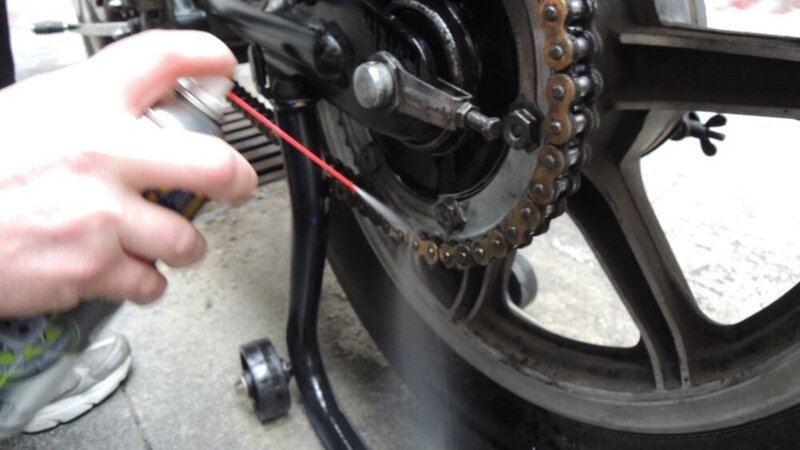 Pulire e lubrificare la catena della moto: la guida completa
