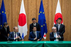 Donald Tusk, Shinzo Abe e Jean-Claude Juncker