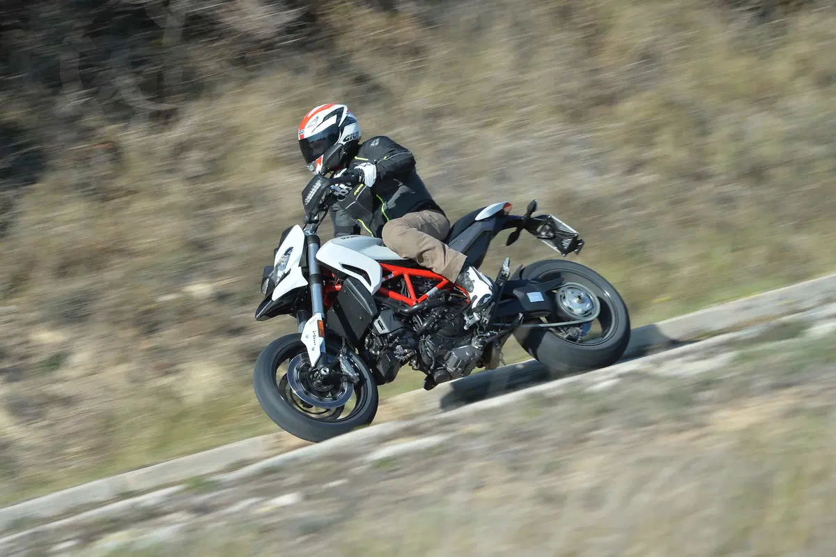 Ducati Hypermotard 939 e 939 SP (6)