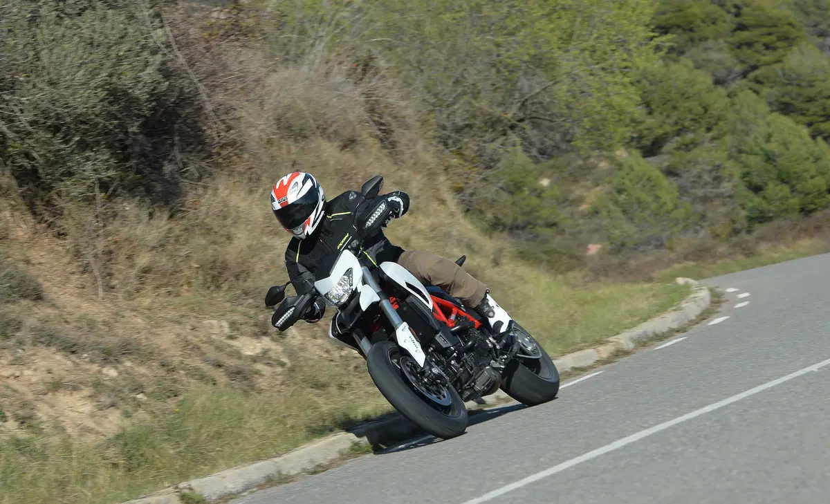 Ducati Hypermotard 939 e 939 SP (4)