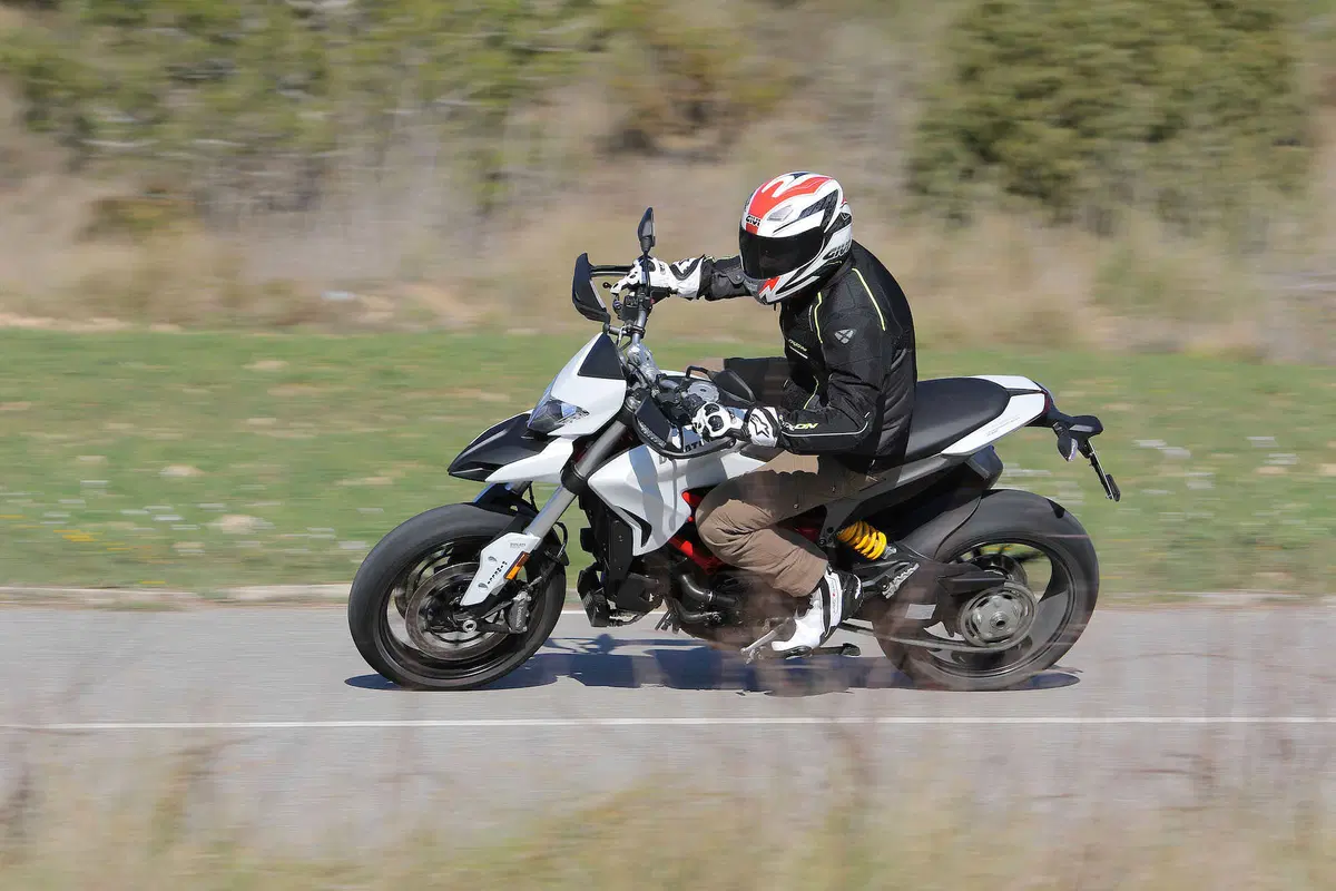 Ducati Hypermotard 939 e 939 SP (7)