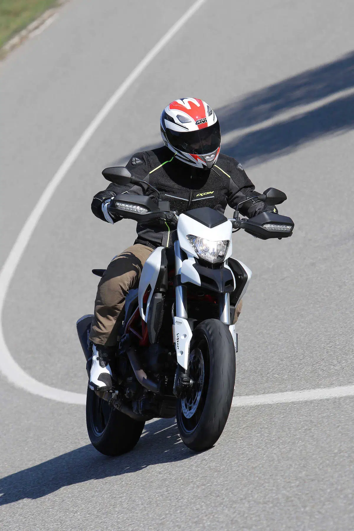 Ducati Hypermotard 939 e 939 SP (8)