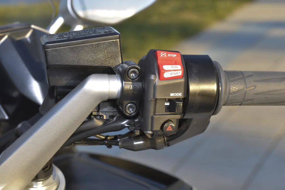 Yamaha FJR 1300 AE 2016 (16)