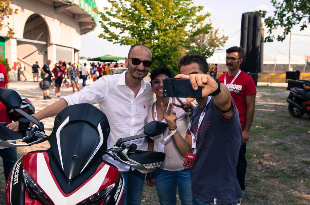 Claudio Domenicali orgoglioso protagonista di un selfie con un tifoso sulla Ducati Multistrada Pikes Peak