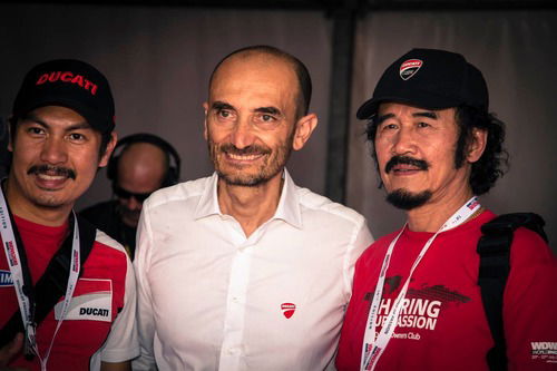 Appassionati da tutto il mondo per una foto con l'AD Claudio Domenicali  (foto: Giacomo Gandossi)