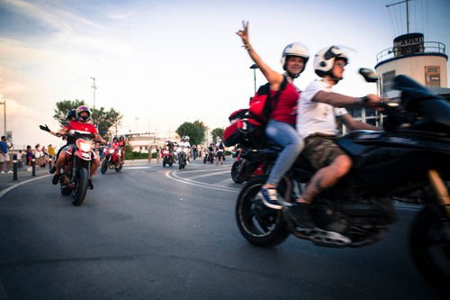 Dentro e fuori dal circuito. L'importante è essere su una Ducati  (foto: Giacomo Gandossi)