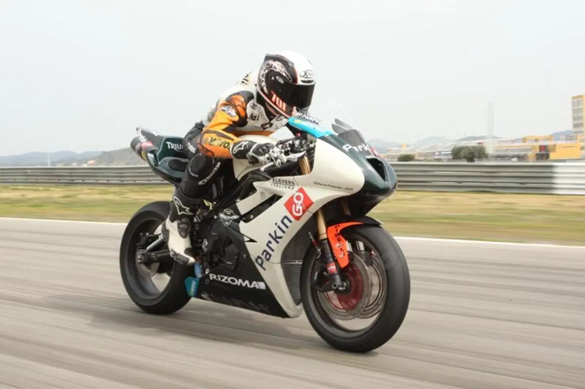 Triumph Daytona 675  (8)