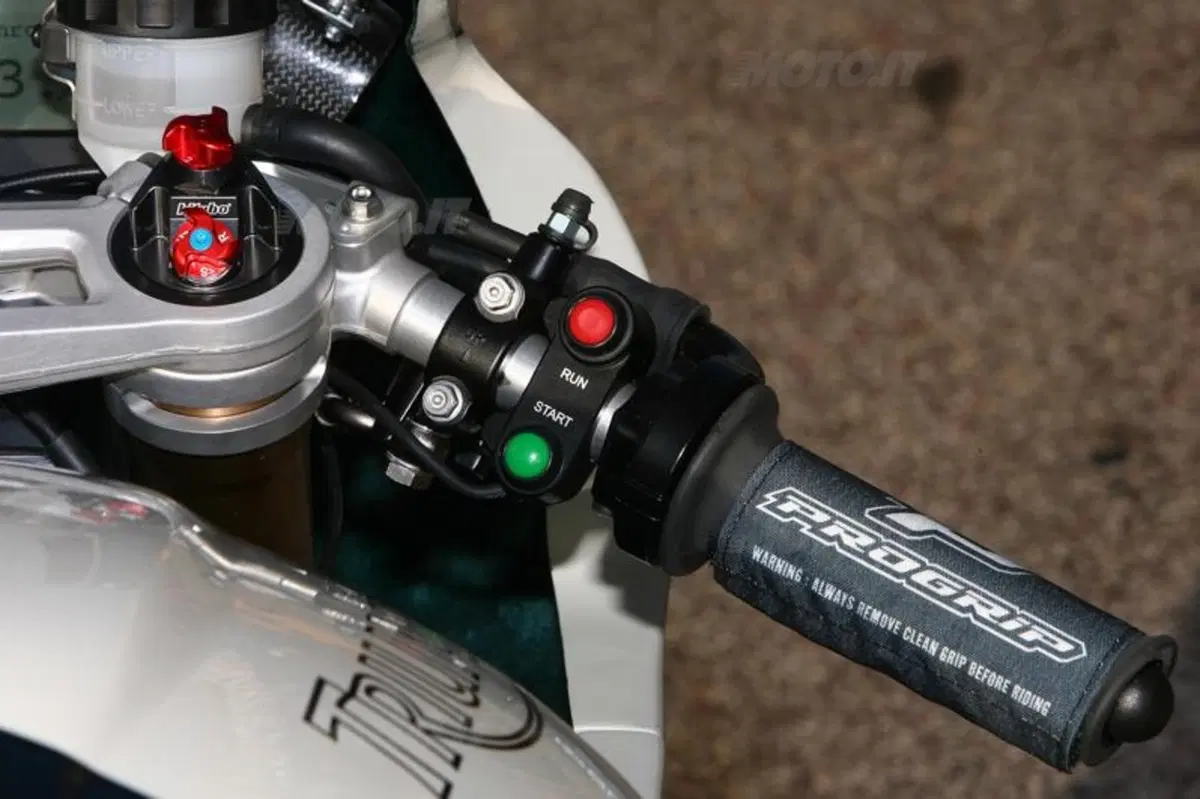 Triumph Daytona 675  (15)