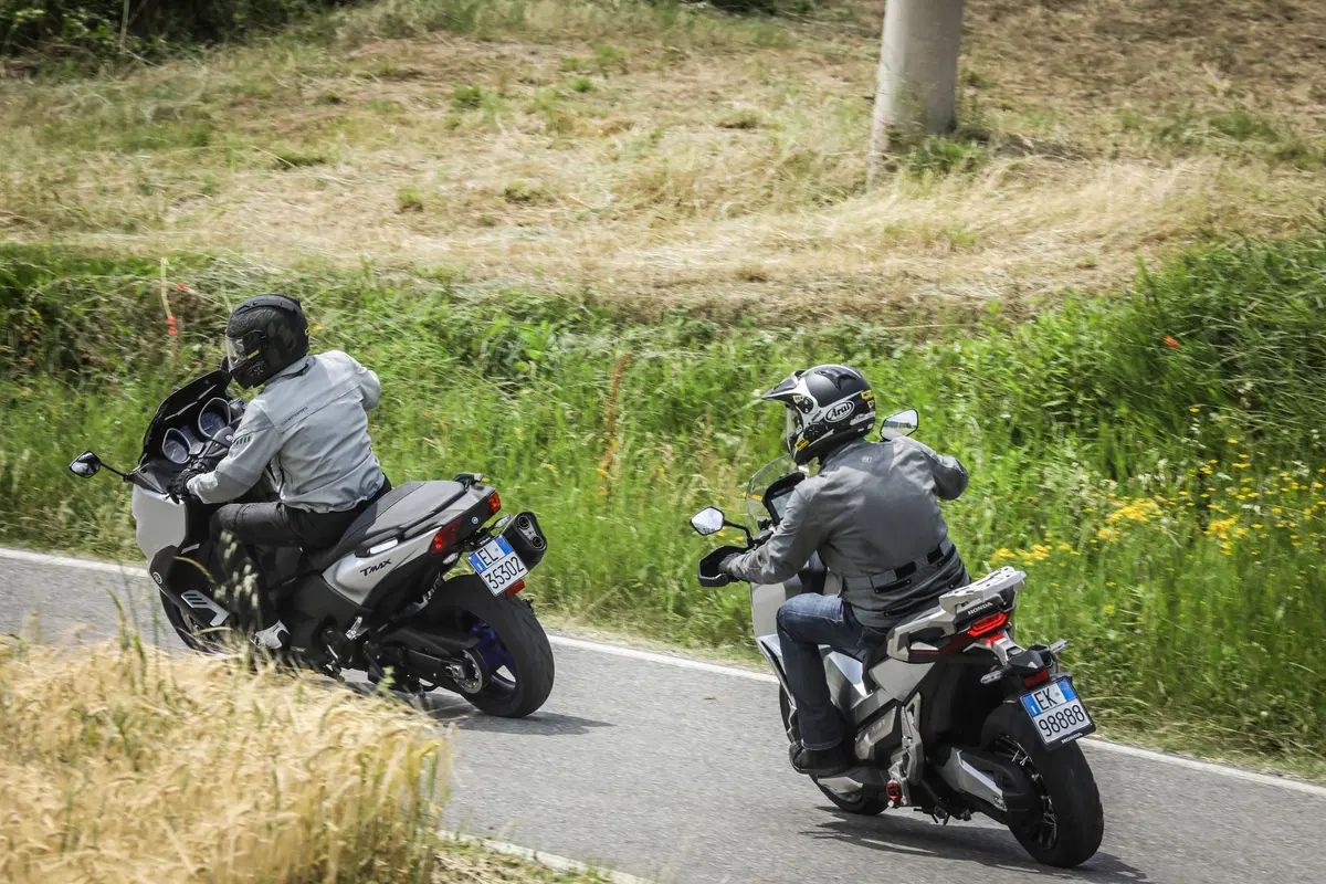 Sfida maxiscooter: Honda X-ADV vs Yamaha TMAX 2018 (9)