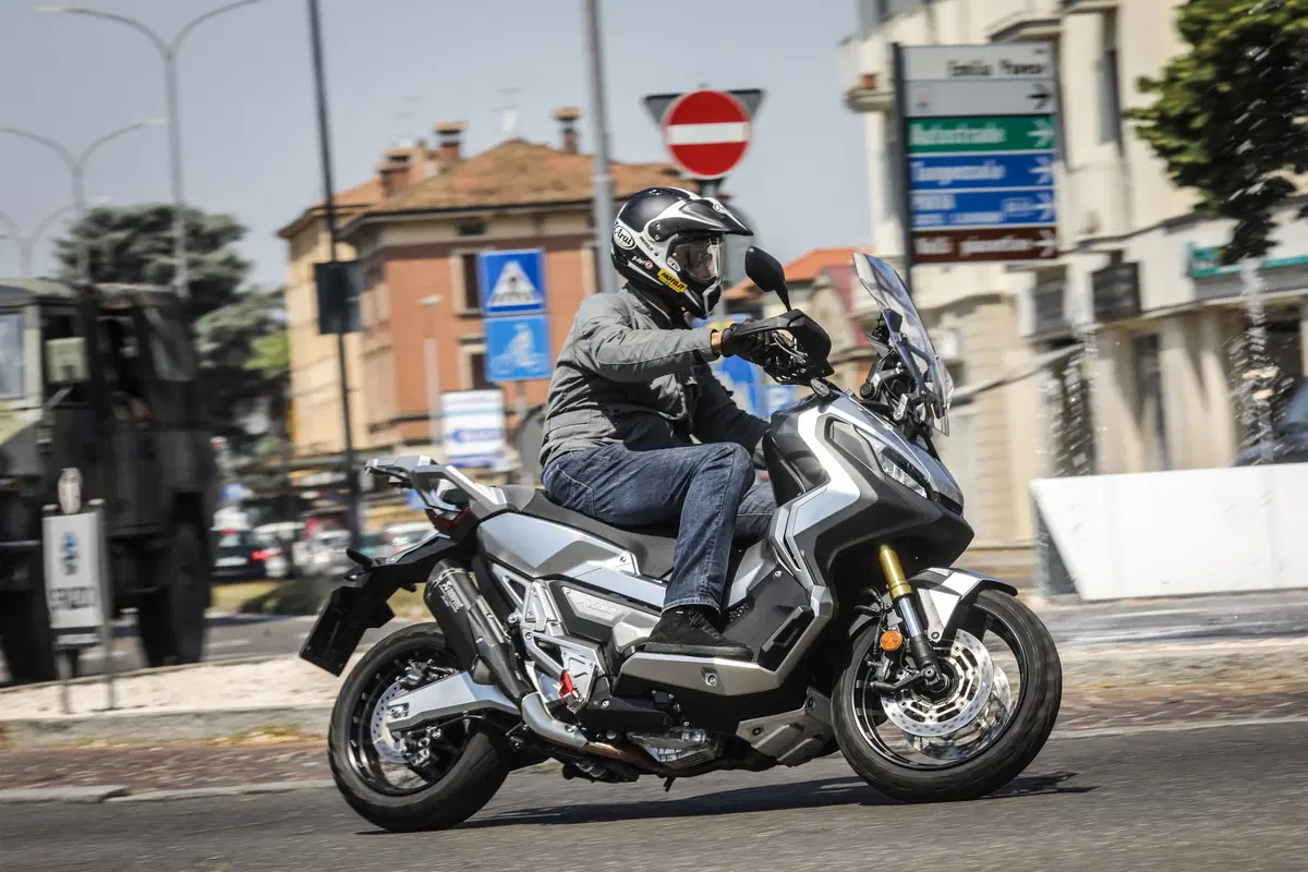 Sfida maxiscooter: Honda X-ADV vs Yamaha TMAX 2018 (12)