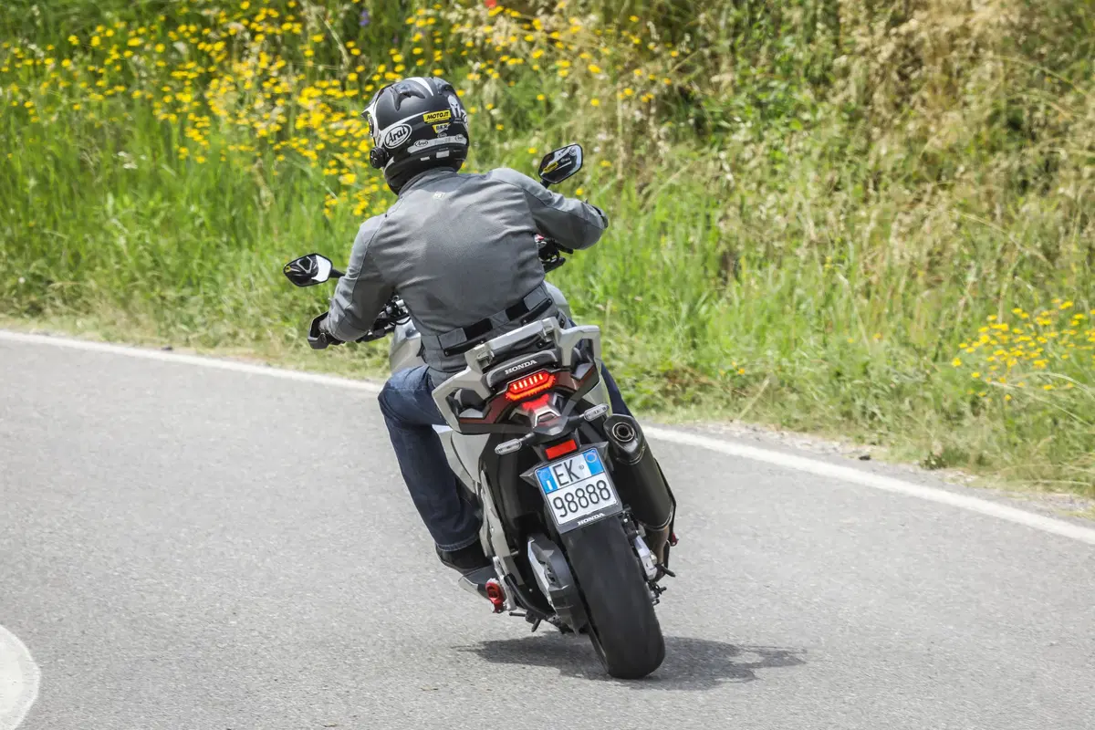 Sfida maxiscooter: Honda X-ADV vs Yamaha TMAX 2018 (18)