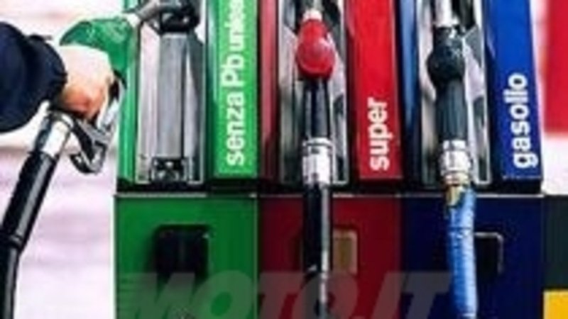 Aumenta la benzina vicina a 1,4 euro/litro