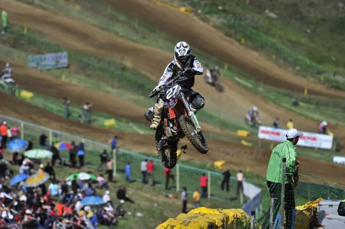 Incidente spettacolare: la caduta di Schiffer nella MX2