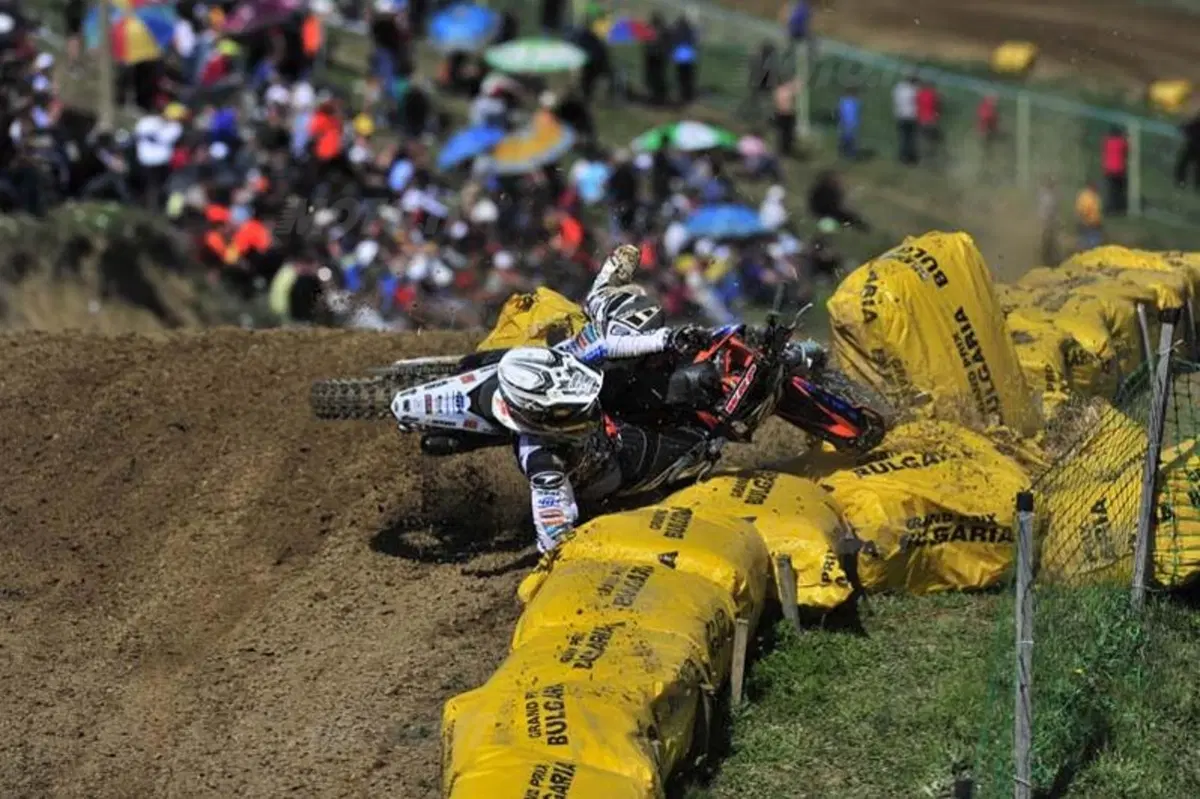 Incidente spettacolare: la caduta di Schiffer nella MX2 (10)