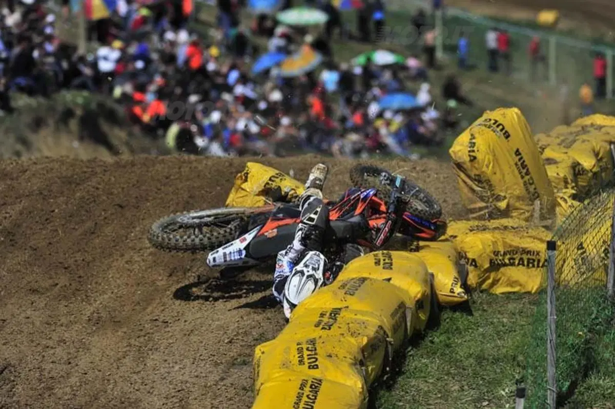 Incidente spettacolare: la caduta di Schiffer nella MX2 (11)
