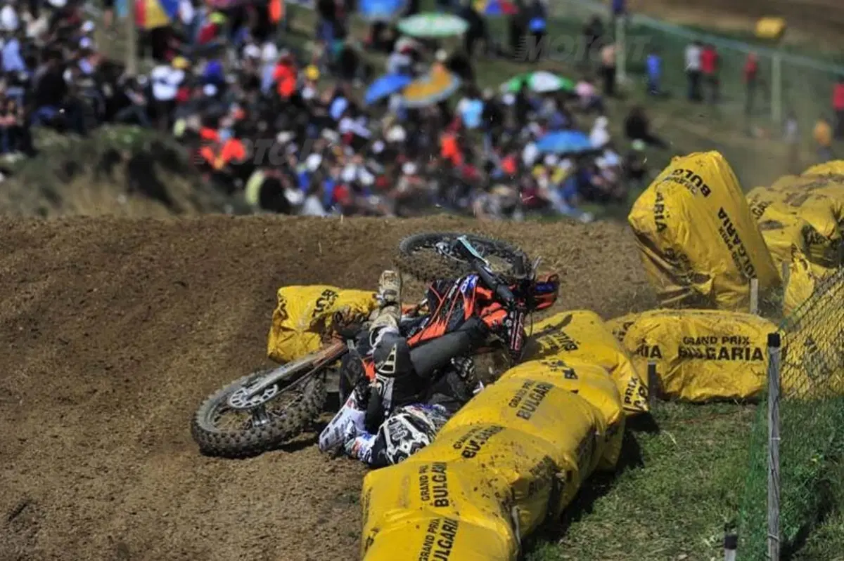 Incidente spettacolare: la caduta di Schiffer nella MX2 (12)
