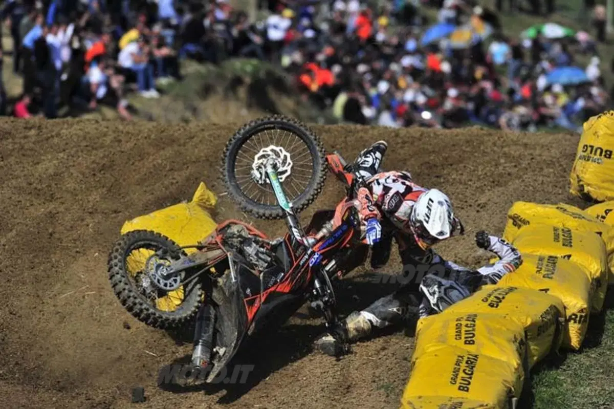 Incidente spettacolare: la caduta di Schiffer nella MX2 (24)