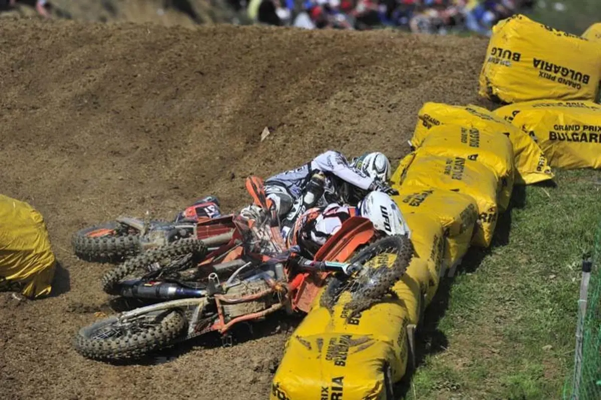 Incidente spettacolare: la caduta di Schiffer nella MX2 (30)