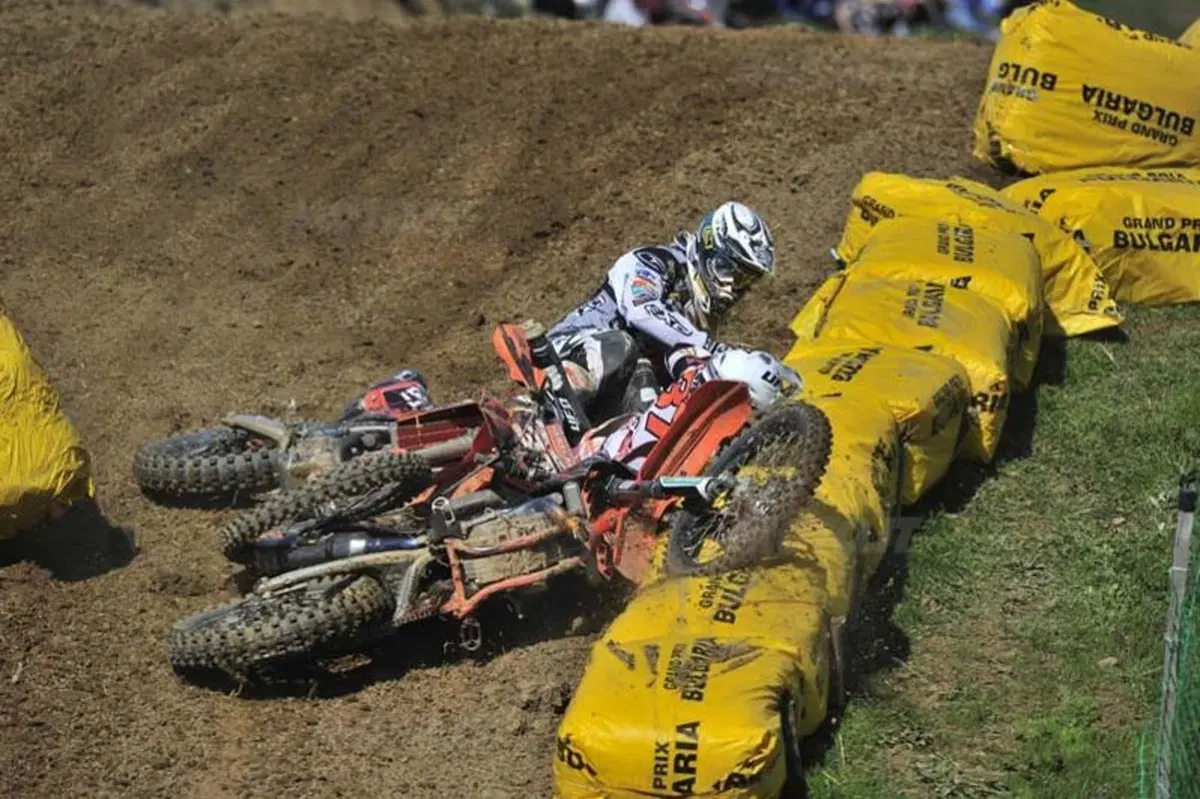 Incidente spettacolare: la caduta di Schiffer nella MX2 (32)