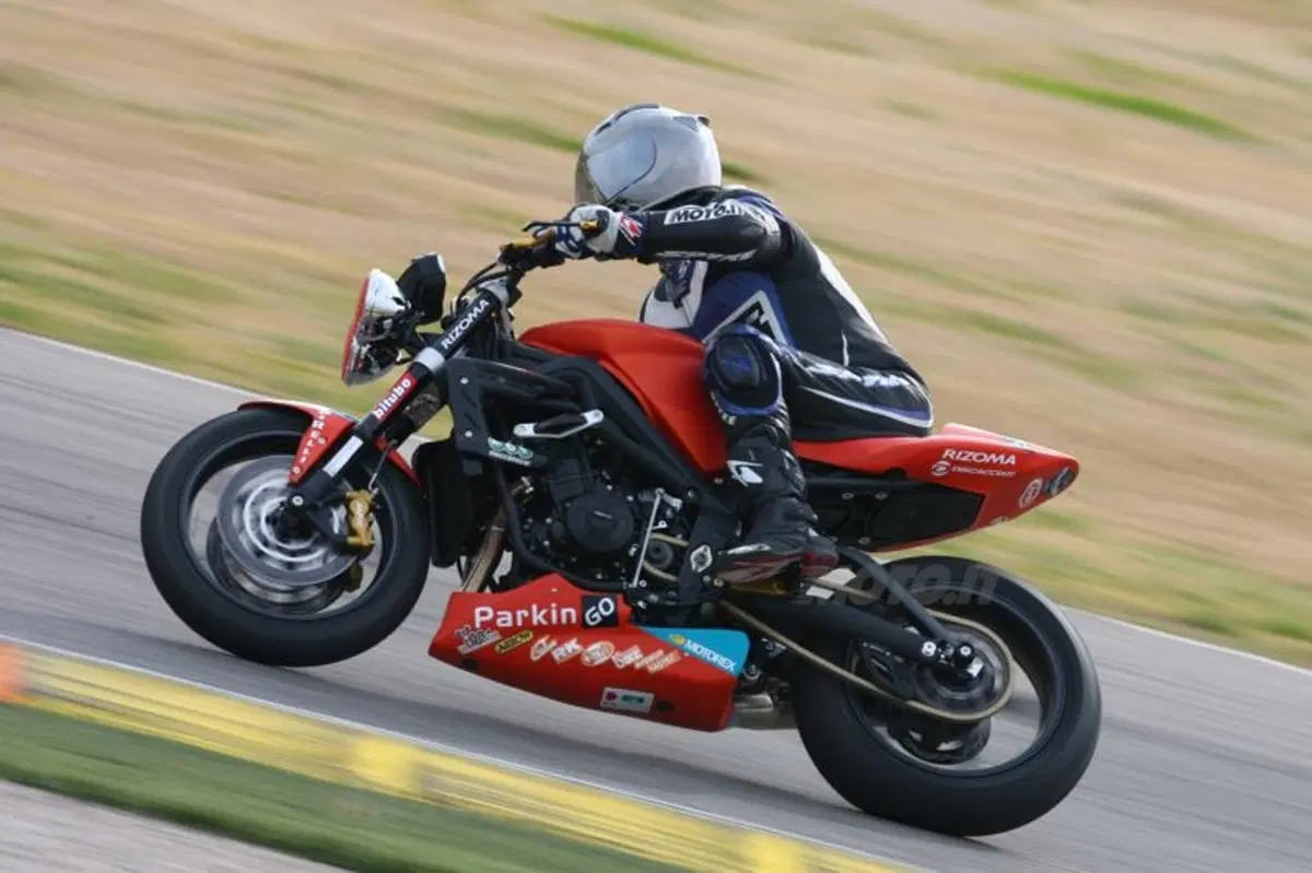 Triumph Street Triple 675 Trofeo  (2)