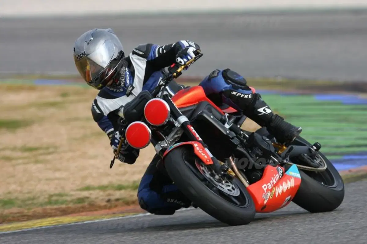 Triumph Street Triple 675 Trofeo  (3)