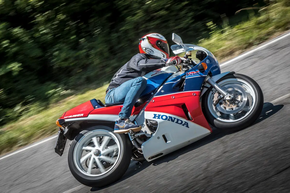 Youngtimer Moto.it: Honda RC30. Proviamo i miti del passato