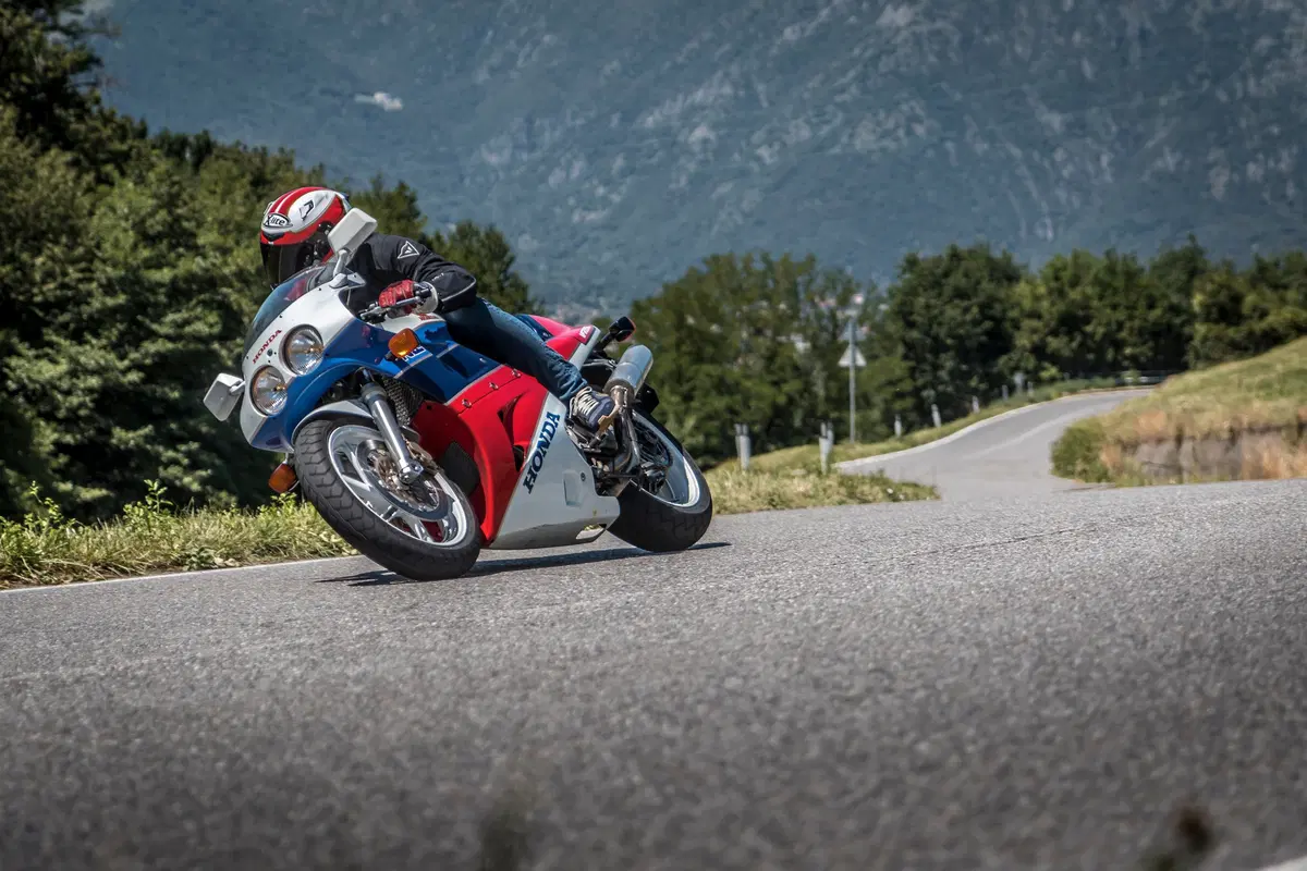 Youngtimer Moto.it: Honda RC30. Proviamo i miti del passato (11)