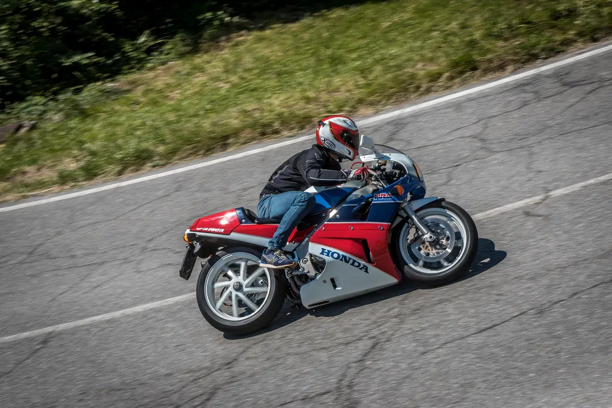 Youngtimer Moto.it: Honda RC30. Proviamo i miti del passato (12)