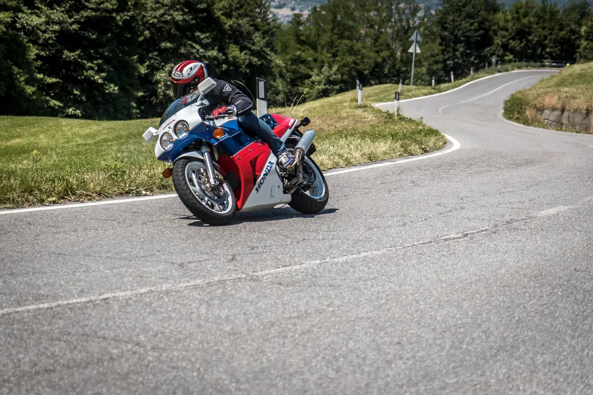 Youngtimer Moto.it: Honda RC30. Proviamo i miti del passato (13)