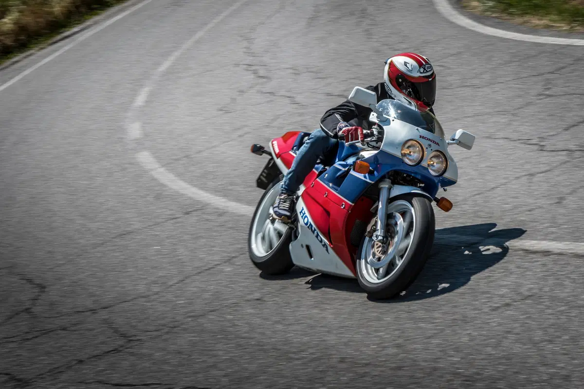 Youngtimer Moto.it: Honda RC30. Proviamo i miti del passato (14)