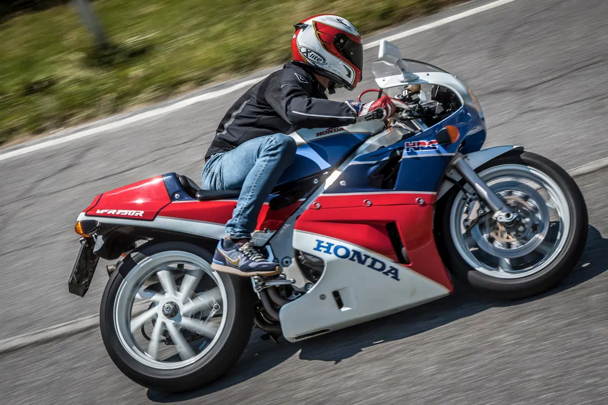 Youngtimer Moto.it: Honda RC30. Proviamo i miti del passato (17)