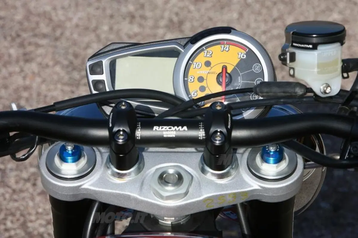 Triumph Street Triple 675 Trofeo  (29)