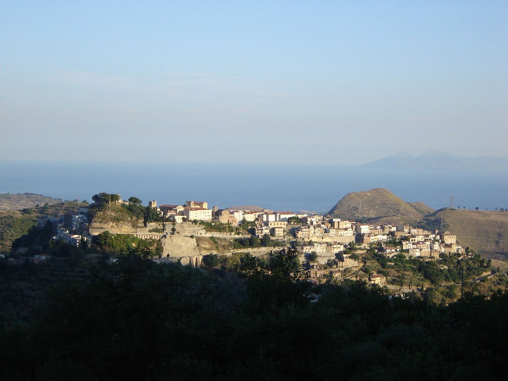 Una vista di Castroreale lato Est