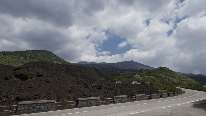 Una bella curva sulla SP 92, che sale sull'Etna da Nicolosi