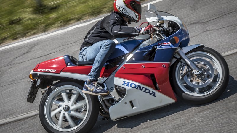 YoungTimer Moto.it: Honda RC30. Proviamo i miti del passato