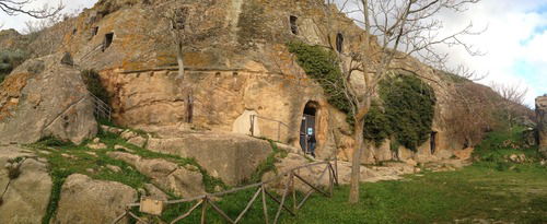 L'ingresso delle Grotte della Gurfa, dove leggenda vuole sia sepolto il re cretese Minosse