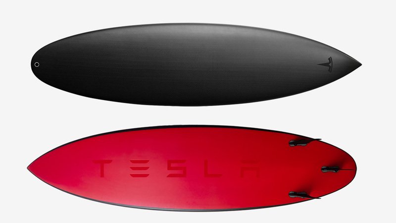 Tesla, dopo lo spazio, Elon Musk pensa al mare con una tavola da surf