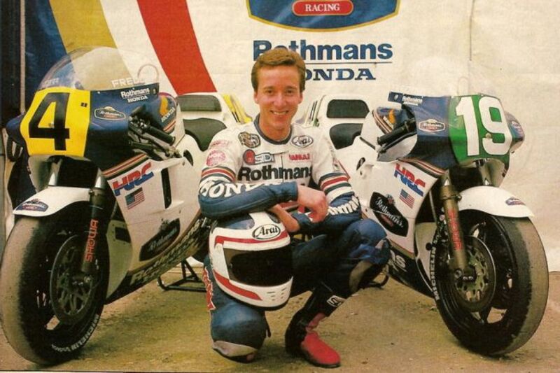 Freddie Spencer con le Honda 500 e 250 della straordinaria doppietta del 1985