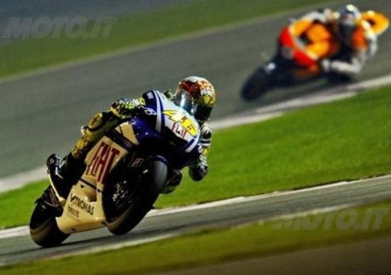 Stoner cade e Valentino vince in Qatar