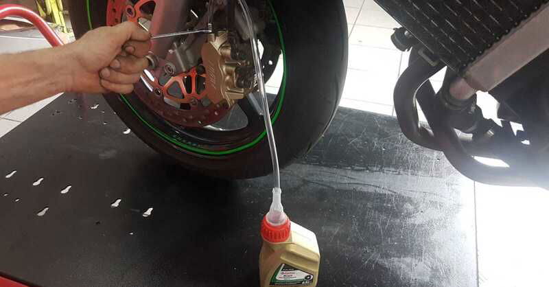 Come spurgare i freni della moto: tutorial