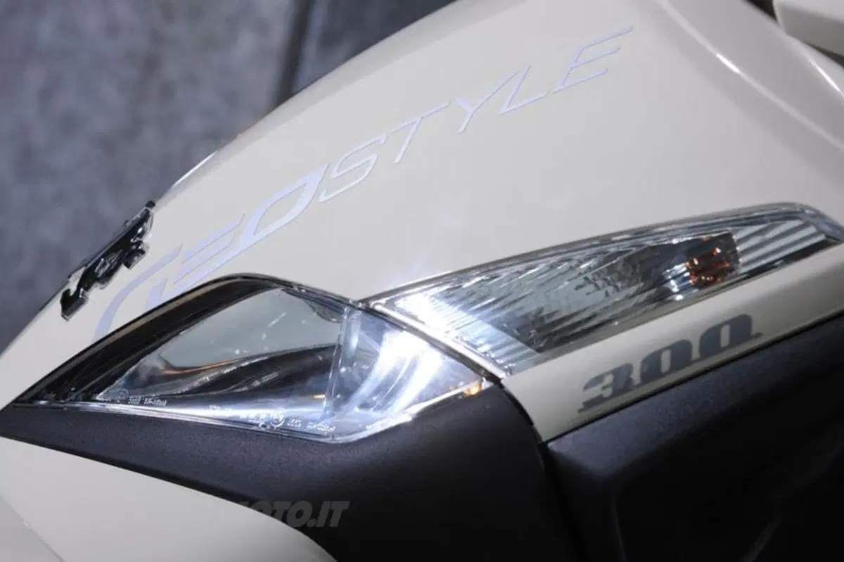 Peugeot Geopolis 300  (20)