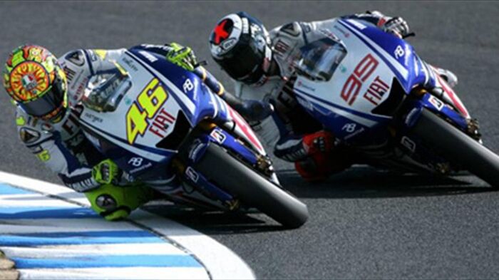 Rossi e Lorenzo all'ultima curva del Catalunya 2009