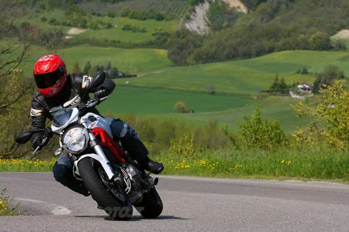 Ducati Monster 796  (6)