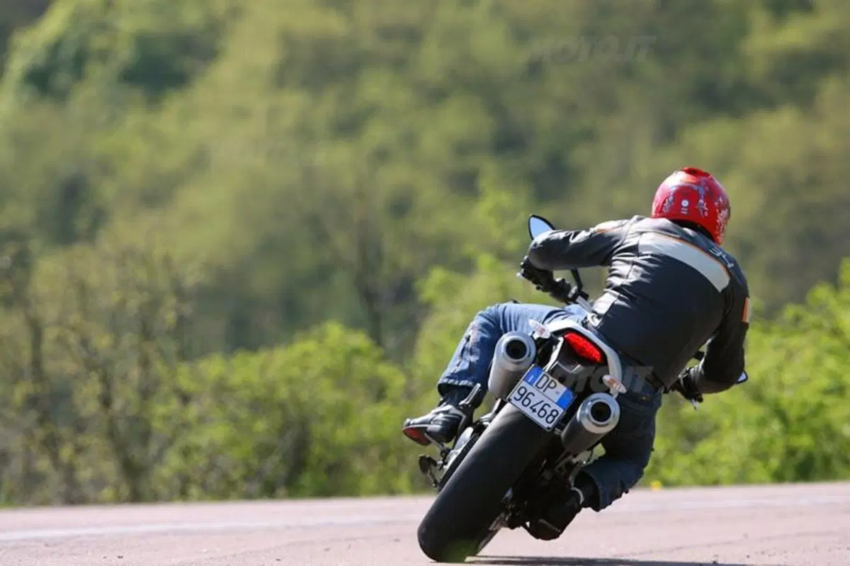 Ducati Monster 796  (9)