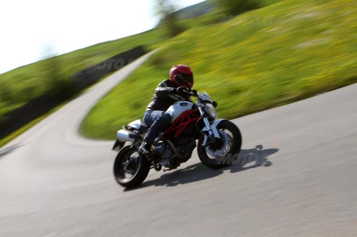 Ducati Monster 796  (11)
